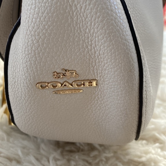 Coach Cream Leather Gold Turn Lock Bag. A1677-36762 - Picture 5 of 12